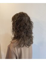 ピュアソウル(Pure Soul) 白髪ぼかしハイライト×くせ毛を楽しむミディアムレイヤー