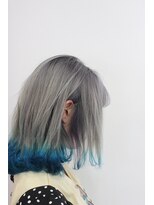 ジウ 上通り(JIU)&nbsp;耳かけ×外ハネ×シルバーグレージュ×裾カラーターコイズブルー