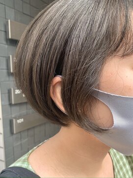 カミナ(KAMINA) オリーブグレーカラー。