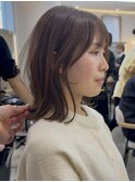 ミディアムレイヤー　ミディアムヘア　かきあげ前髪
