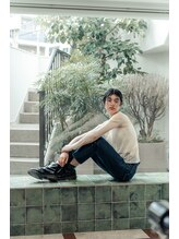 モロッコのリアドをイメージした中庭。木と光が広がる癒しの空間