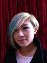 フェリシータ 緑地公園店(felicita) シルバーアッシュ×スカイブルー@斜めバングハンサムボブ