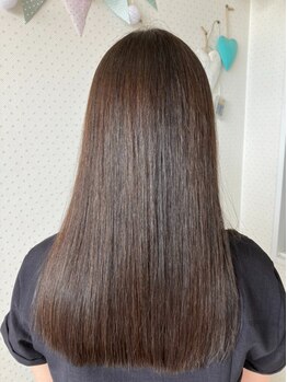 イリス(Hiris)の写真/【ストレート(カット別)7700円】広がる癖毛をサラ艶ストレートにチェンジ♪まとまり髪で日々を快適に☆