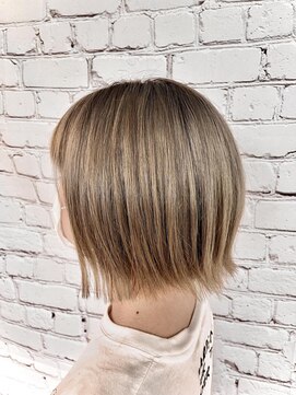 キーマン(KEYMAN) 切りっぱなしボブ / ホワイトベージュ