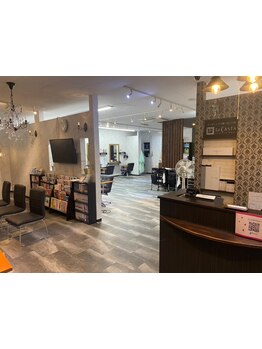 ご家族で通いやすい明るい雰囲気♪経験・知識の豊富なスタイリストが〈理想のスタイル〉を叶えます＊