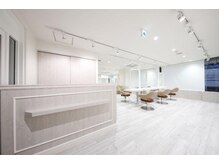アッシュ 本八幡店(Ash)の雰囲気（白を基調とした清潔感がある店内で光がたっぷり入って意心地◎）