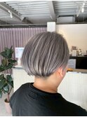 シャープグレーの刈り上げボブ