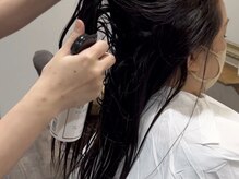 乾かす前に髪質改善専用のローションで熱から守る！