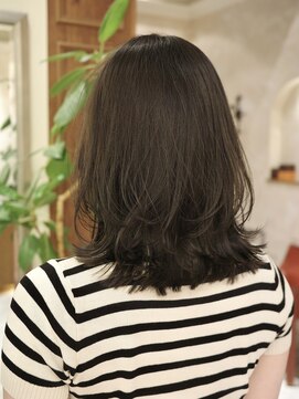 ビュートリアム265(BEAUTRIUM 265) ◆小顔ミディアムレイヤーカット/くびれヘア/流し前髪/オリーブ