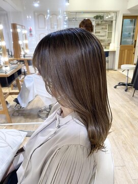 ネオリーブ チロル 横浜西口店(Neolive CiroL.) 顔周りカット 小顔カット ラベンダーベージュ