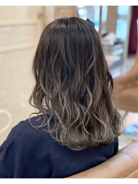 クエントバイアルティナ 大宮店(cuento by artina) ダークグレージュ×グラデーション