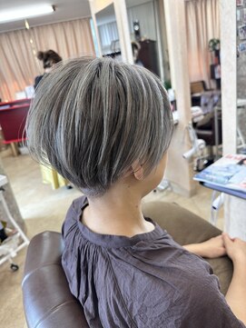 スーペリオル(Superior) 白髪ぼかし/ハイライト/ブリーチ/ショート/ヘッドスパ