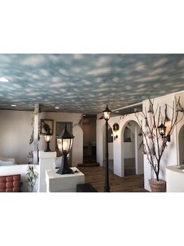 ドライフラワーが彩る明るい空間のプライベートサロン。オーナーのマンツーマン施術で大型店が苦手な方に◎