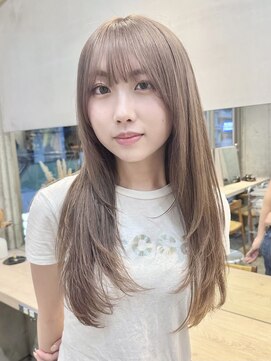 サンク 原宿 表参道(cinq) ハイトーンカラーミディアムレイヤーカットヘーゼルベージュボブ