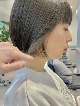 グラフ 鎌倉(GRAFF) アッシュミルクティーぱっつん前髪ショートボブ/インナーカラー