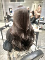 アンダーバーホワイト(_WHITE)&nbsp;20代30代大人可愛いロングレイヤー　艶カラーダークグレイ