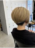 ブロンドの刈り上げ女子