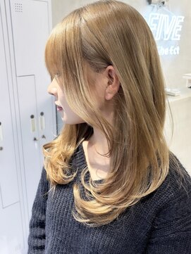ファイブバイジエクト 堀江(FIVE by The Ect) ミルクティーレイヤーカット　ハイトーンカラー