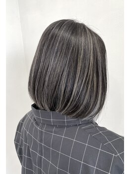 【グレイカラーでも色味を楽しめる】大人女性の髪の悩みを解決し理想の髪色に。自然な仕上がりの白髪染め◎