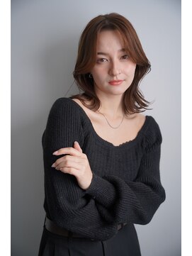 くびれミディアムレイヤー20代30代40代透明感ベージュカラー