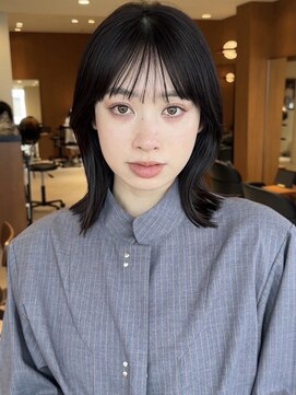 ヤイエ 青山店(yiye) ミディアム/切りっぱなしボブ/ワンレンボブ/ブルーブラック/暗髪