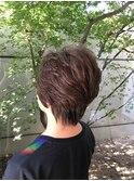 後ろに流れるショートパーマ