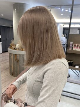 ルーブ トウキョウ(Loob. TOKYO) タッセルボブハイトーンボブ切りっぱなしボブベージュカラー30代