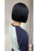 ネイビーブラックのぱつっとボブ