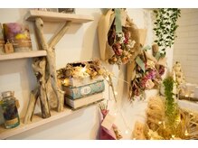 ヘアーサロン リーベ 清瀬店(Hair Salon Liebe)の雰囲気（暖かみある落ち着いた雰囲気の店内でインナーカラーなどを楽しむ）