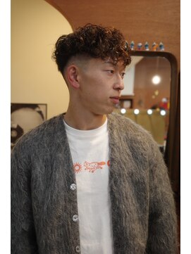 エディ(Edy) スペインカールスキンフェードブラウンカラー刈り上げ眉毛カット