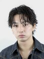 オーシャントーキョー 大阪(OCEAN TOKYO) 波巻きツイスパセンターパート。目元に溢れる毛束で色気を演出。