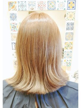 ランプヘアー(LAMP HAIR) ミディアムくびれ外はねぷつっとカットホワイトブロンド