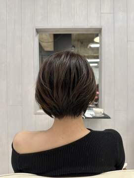 ルース(RUTH) アシメショートボブ、前下がりボブ、ショートボブ