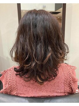 ジェイズヴィズグラム(J's.viz.glam) ゆるふわミディアムのパーマスタイル