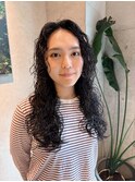 ロング強めスパイラルパーマ暗めカラーウェーブヘアハードパーマ