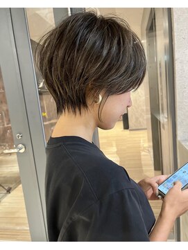 アンダーバーホワイト(_WHITE) ［なんば］耳掛けショート/マッシュ/くびれショート