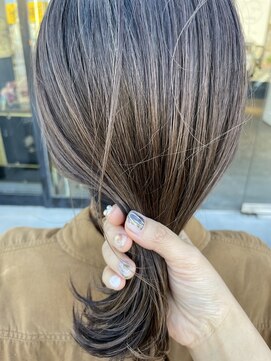 ジジ フルアヘッド(Gigi fullahead) グレージュデザインカラー