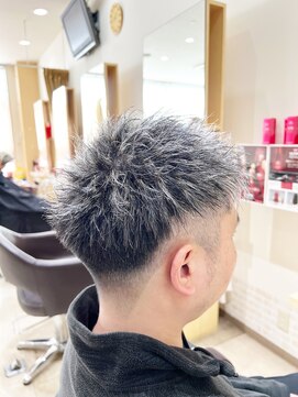 デザイニングヘアードゥ(designing hair Deux) メンズホワイトメッシュツーブロック刈り上げショート