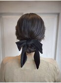 シニヨン　黒リボン　ヘアアレンジ