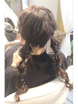 ララルーモ スタジオ(LaLarOomo STUDIO) 【JR新宿東口3分西武新宿駅直結】くるりんぱでツインテ