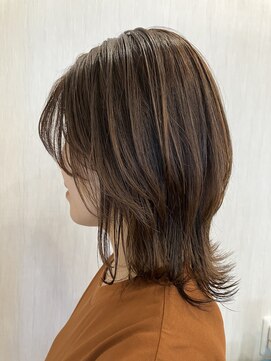 ヘアサロンアンドカフェ エイチプラス(H plus) ミディアムウルフ　グレイカラー　40代