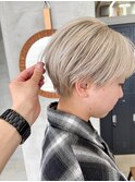 ショートヘア、マッシュショート、ホワイトブロンド、ブリーチ