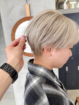 テトヘアー(teto hair) ショートヘア、マッシュショート、ホワイトブロンド、ブリーチ