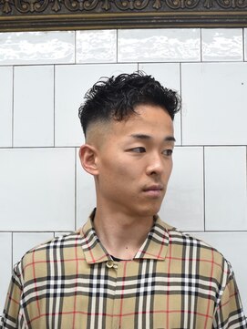 メリケンバーバーショップ コウベ(MERICAN BARBERSHOP KOBE) カジュアルアップバングスキンフェードパーマ