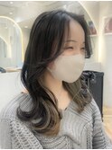 セミロングレイヤーカットのくびれヘア×インナーカラー