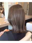 透明感アッシュグレージュ × 外ハネミディアム