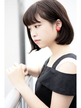 ノイン(noine) [noine : saito] 赤いピアス＆ショート耳かけボブ