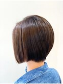 【Meret】20代・30代 前下がりショートスタイル