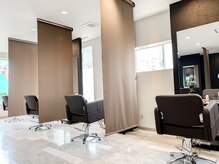 リオリス ヘア サロン(Rioris hair salon)の雰囲気（席の間隔を広く、仕切りで半個室になっております。）