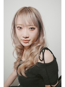 ジゼル(gisele) ミディアムロング×ハイトーン×20～50代×ミルクティーベージュ